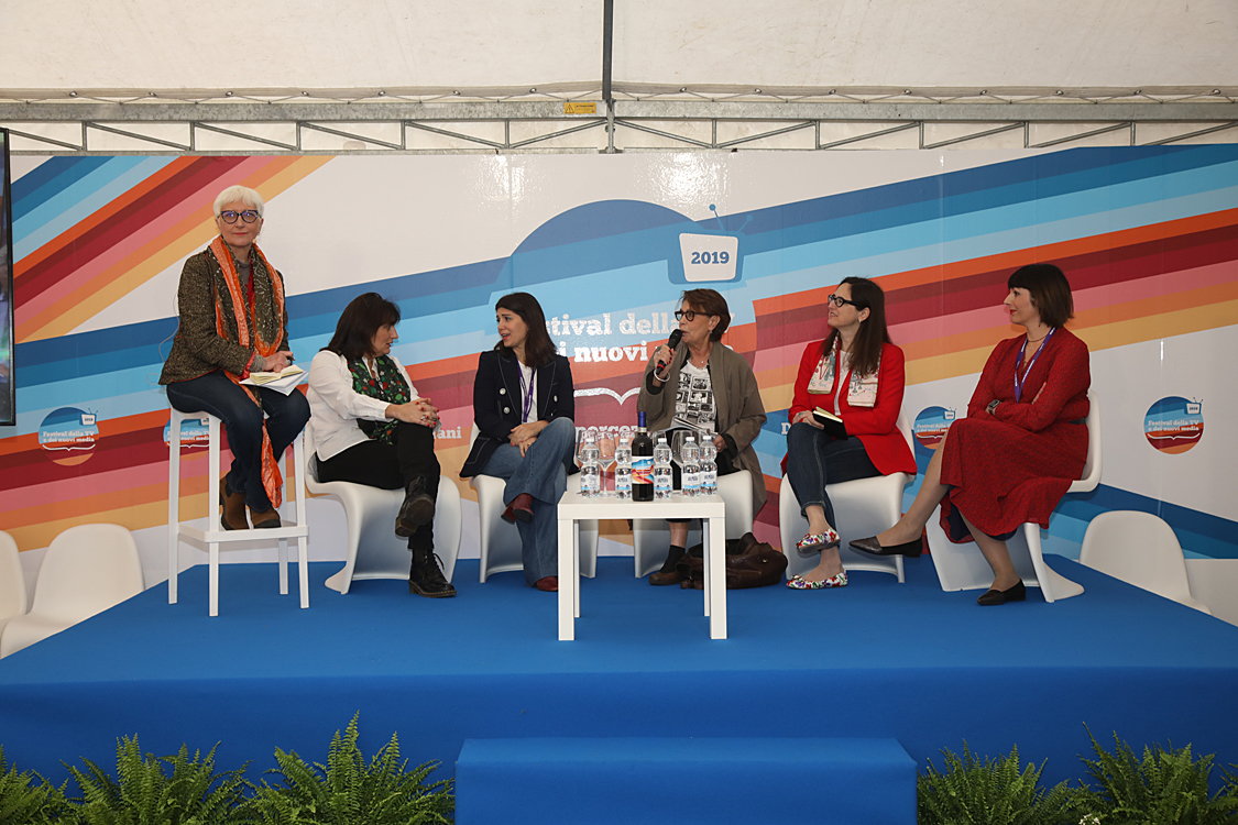 Festival della TV e dei Nuovi Media 2019_107.jpg - Il Ruolo della donna nel mondo dei media: contenuti, rappresentanza e stereotipi La responsabilizzazione dei produttori televisivi, degli editori e, più in generale, di chi lavora nell’industria dei media  deve concorrere ad affrontare i problemi degli stereotipi al femminile per una rinascita  sociale della donna grazie alla grande potenza comunicativa dei media.In collaborazione con Women in Film, Tv & Media Italia Giulia Blasi, Mussi Bollini, Daniela Collu, Astrid De Berardinis, Simona Ercolani, Raffaella Masoero con Alessandra Comazzi